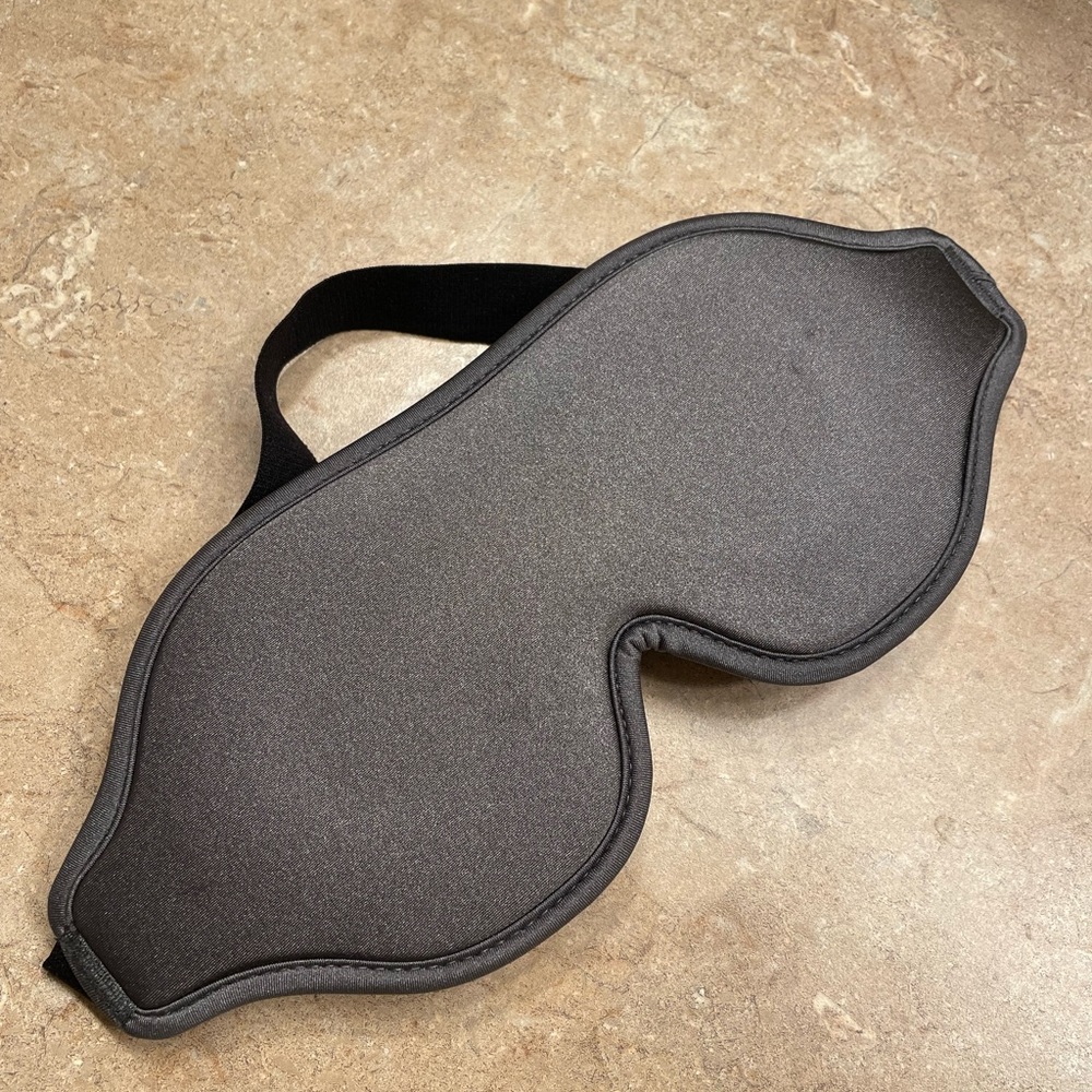 Adjustable sleeping mask
